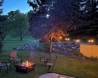 Suttons Bay farmhouse-style home. 5 bedrooms. Air conditioning. Pet okay - Suttons Bay - Patio