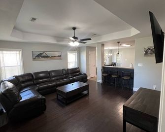 - Central HSV: Minutes to everything! - - Huntsville - Living room