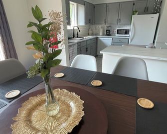 Cozy, Modern Home Close to Public Beach and Downtown Orillia - Orillia - Dining room