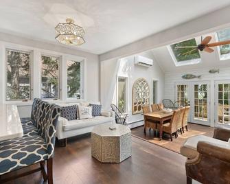 Gourmet Kitchen, Walk to Kelly Beach- Bonnet Shores - Narragansett - Olohuone