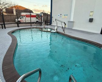 Regency Inn & Suites - Baytown - Baytown - Pool