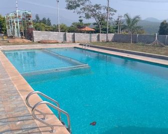 Golden Hill Resort - Chikamagalur - Pool
