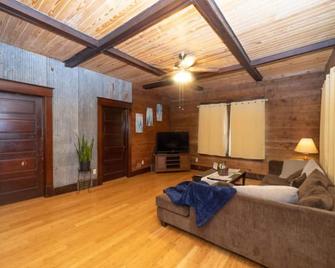 Bright and Cozy 2 Bedroom Cottage w/ Amenities - Harrison - Living room