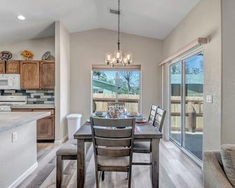 Cottonwood Cork and Barrel- Walking Distance to Downtown! - Cottonwood - Dining room