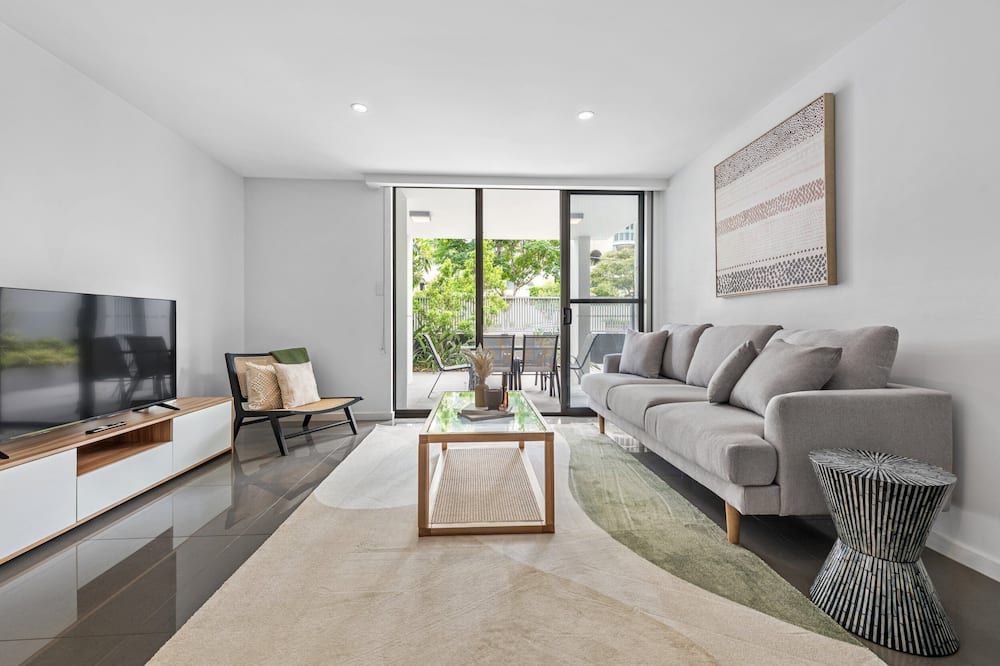 Modern Luxury in Our Beautifully Appointed Three-Bedroom Apartment - בריסביין - סלון