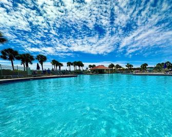 Top Floor With Amazing Penthouse Views 4 Bedrooms Every Bedroom Has Bathroom - North Myrtle Beach - Piscine