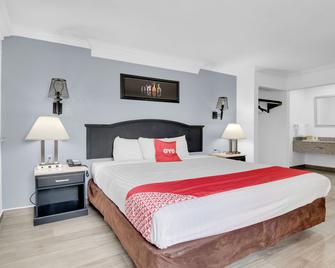 Three Rivers Executive Inn & Suites By OYO - Three Rivers - Bedroom