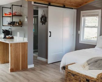 Newly Renovated Cottage on Oak Orchard Creek - Kent - Bedroom
