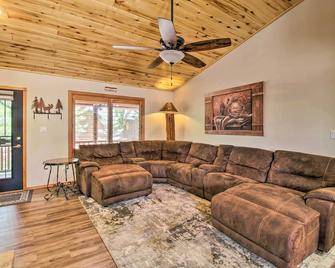 3 Mi to Trails Woodsy Retreat in Overgaard! - Heber-Overgaard - Living room