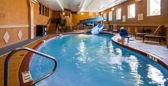 Best Western Plus Midwest Inn & Suites - Salina - Pool