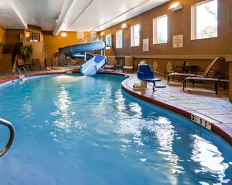 Best Western Plus Midwest Inn & Suites - Salina - Piscina