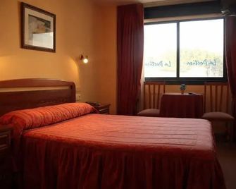 Hostal La Poetisa - Auto Check-In - Culleredo - Camera da letto