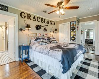 Retro Retreat in Llano with Screened Porch! - Llano - Slaapkamer