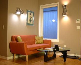 Uptown East Isles: Immaculate, Quiet, MCM Style For Nightly / Monthly Rental - Minneapolis - Living room