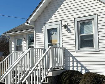 Waterfowl Watch Cottage - Chincoteague Island Quiet area,bikes, Spend Christmas - Chincoteague - Building