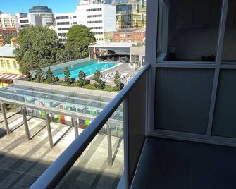 Deluxe One Bedroom Apartment - Newcastle - Balcon