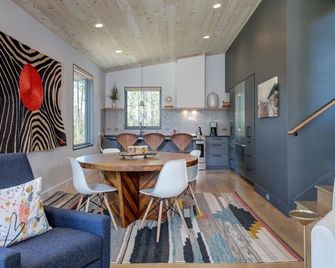 12 Lake Cabin 3 Bedroom Home by Moonlight Basin Lodging - Big Sky - Dining room