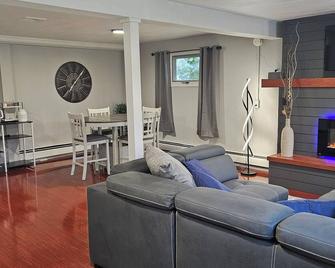 Modern comfort: Stylish suite in a prime location. Close to schools and hospital - Whitehorse - Wohnzimmer