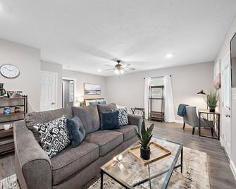 ️ ️ ️ Baytown Private Studio Apartment ️ covered patio Sleeps 4 by the - Baytown - Living room