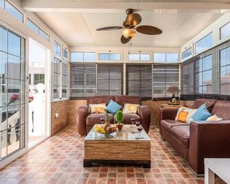 Villa Naranja with private heated pool, sea views, air conditioning, terrace, ITV and BBC channels, Wifi - Callao Salvaje - Sala de estar