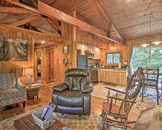 Secluded Stanardsville Cabin w/ 10 Acres & Hot Tub - Stanardsville - Living room