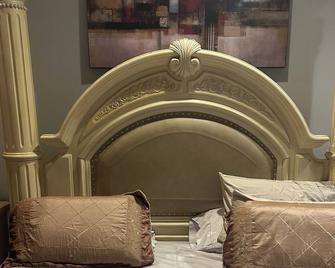 Cool place with AC in vibrant Queens - Queens