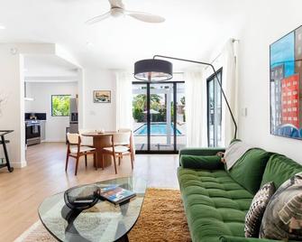 The Knot is a charming Palm Springs property located conveniently in PS north - Palm Springs