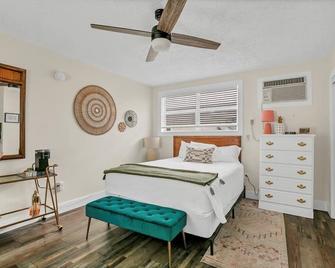 Beachy Bungalow 111 - Safety Harbor - Bedroom