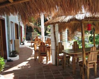 Dolphinbay Resort - Puerto Galera - Patio