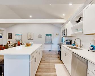 Gateway to Cape Cod - West Yarmouth - Kitchen
