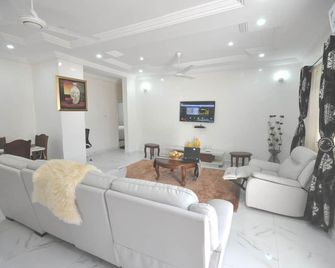 بي 2 سيلف كاترينج أبارتمنتس - بانجول - غرفة معيشة