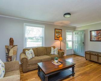 Cottage Home, Great Location Downtown / Airport - Nashville - Living room