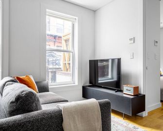 Modern Nolita 2BR w/ W/D, large deck, easy walk to SoHo, by Blueground - Nueva York - Sala de estar