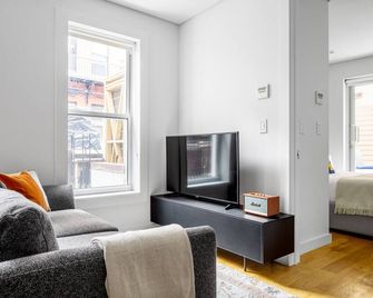 Modern Nolita 2BR w/ W/D, large deck, easy walk to SoHo, by Blueground - ניו יורק - סלון