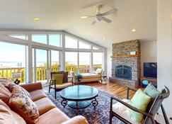 Marrowstone Island Beach Home - Nordland - Living room