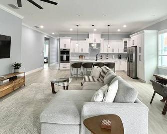 New Build 3br Lux West Tampa House Walk To Stadium - Tampa - Living room