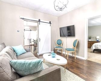 Modern and comfy home five minutes from downtown - Hannibal - Living room