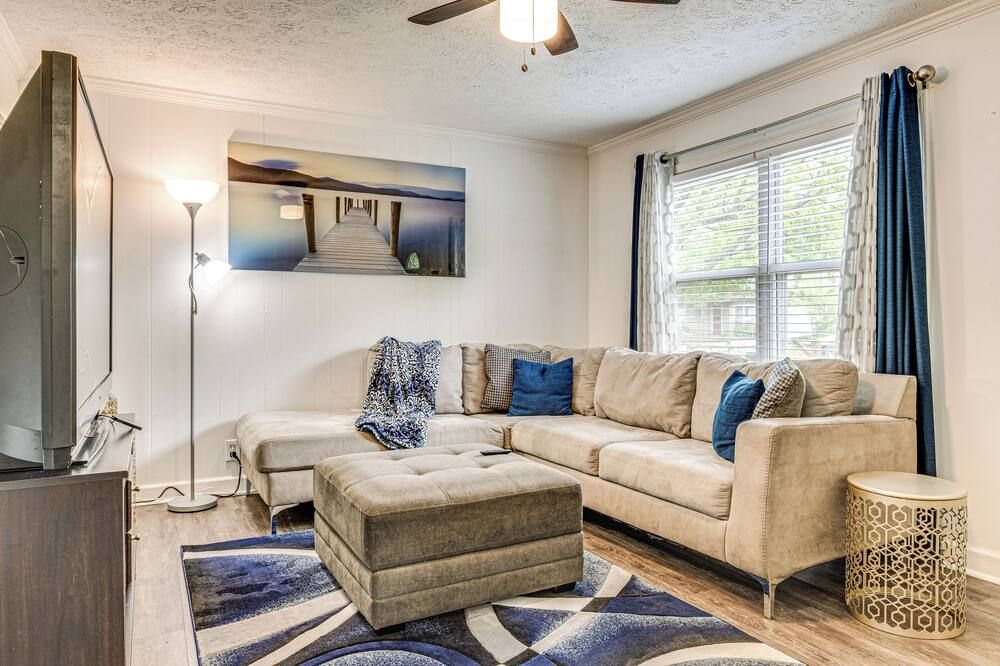 8 Mi to Dtwn Indianapolis: Family Home w/ Yard! - Indianapolis - Living room