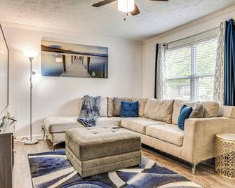 8 Mi to Dtwn Indianapolis: Family Home w/ Yard! - Indianapolis - Wohnzimmer