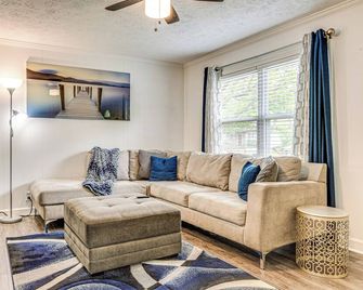 8 Mi to Dtwn Indianapolis: Family Home w/ Yard! - Indianapolis - Living room