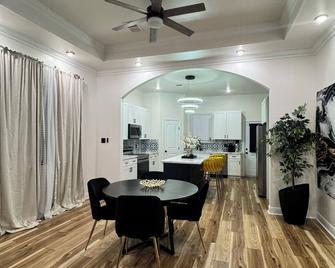 Beautiful New Construction 3-bedroom house New Orleans 15min from downtown area - New Orleans - Dining room