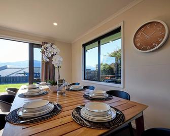 Spacious Family Friendly Parkside - Kaikoura - Essbereich