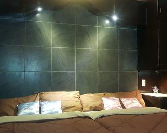 Dona Marta Boutique Hotel - Hinunangan - Camera da letto