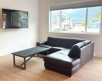Charming, Peaceful Stay Steps from Downtown Lillooet - Lillooet - Living room