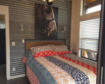 Longhorn Ranch. Views! Tiny home cabin. 2/1 /3beds Fast wifi. The pinnacles hike - Hollister - Bedroom