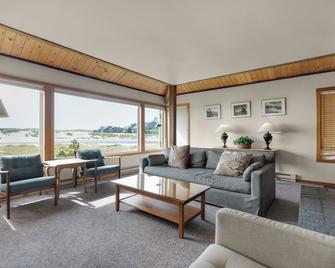 The Waves - Cannon Beach - Living room