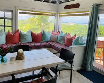 Fair Winds: Tropical Beach House, Stunning Ocean View, Pool, Steps to the Beach! - Farmer’s Hill - Soggiorno