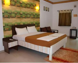 Pali Beach Resort - Mumbai - Bedroom