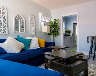 Cozy and Peaceful Get-a-way Home - Long Beach - Living room