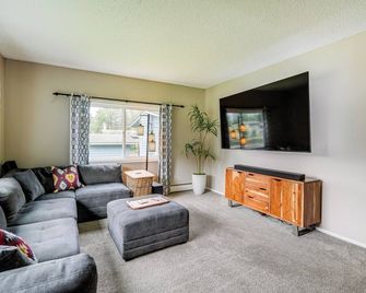 Anchorage Home about 7 Mi to Chugach State Park! - Anchorage - Living room